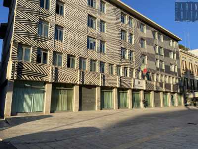 Su corso Vittorio Emanuele ecco invece il palazzo dell�Economia (ex sede della Standa)...
